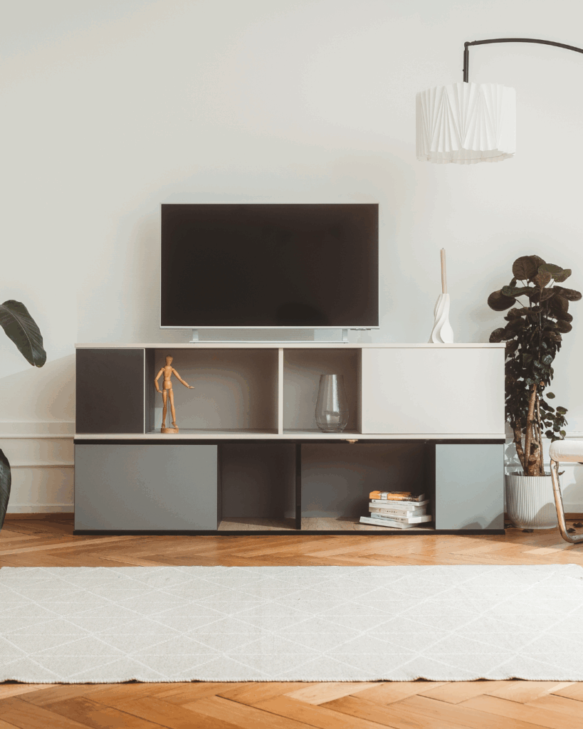 Deux meubles superposés Hecko formant un meuble TV unique, avec télévision posée dessus dans un salon contemporain.