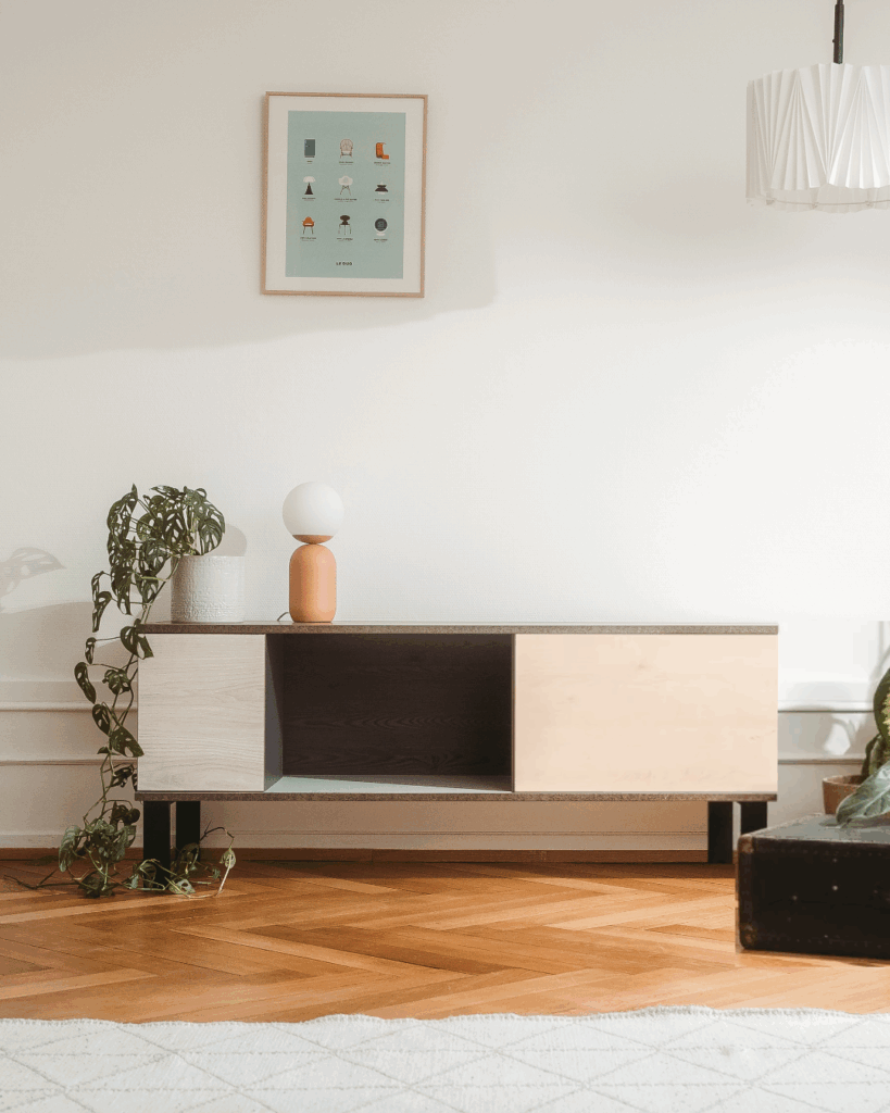 Meuble Hecko 1400 posé au sol, façades bois clair et foncé, dans un intérieur lumineux.