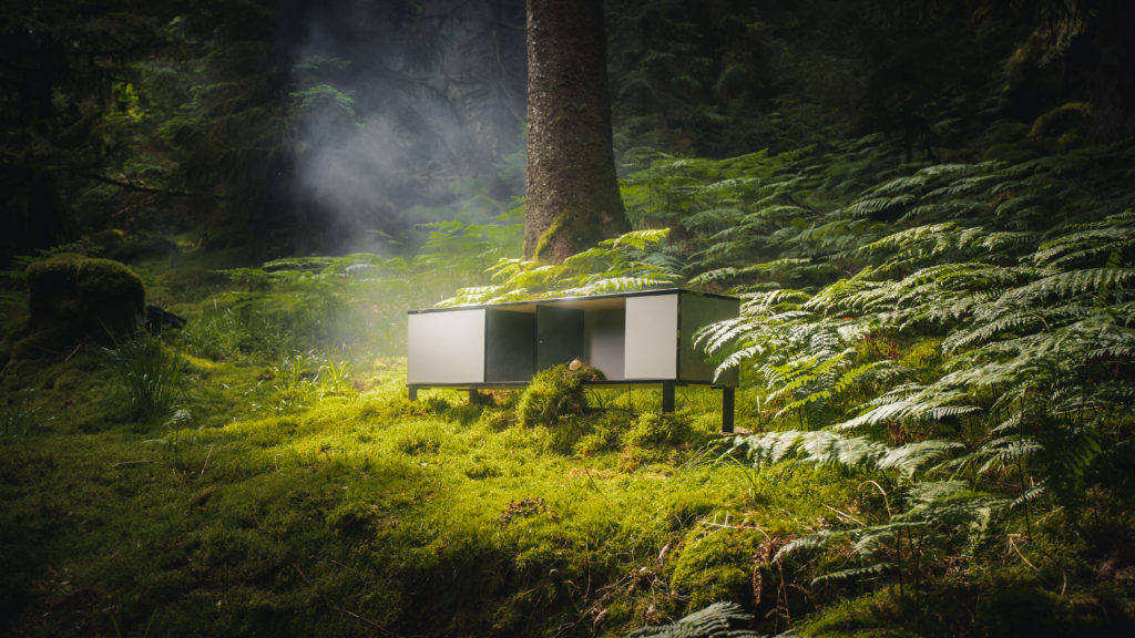Meuble Hecko photographié en pleine forêt vosgienne – design écoresponsable en bois revalorisé