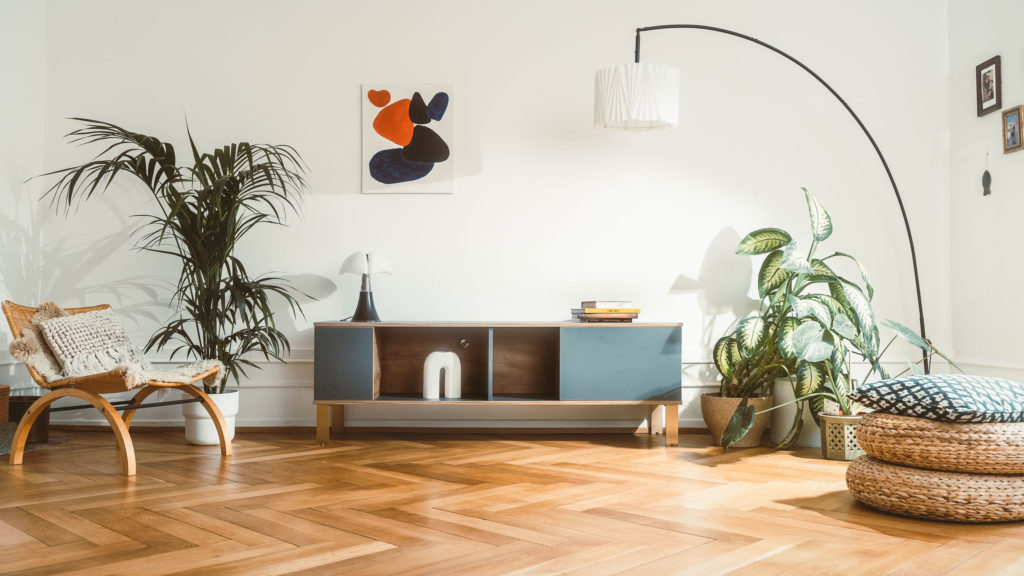 Meuble TV Horigin 1800 dans un salon lumineux avec parquet et plantes