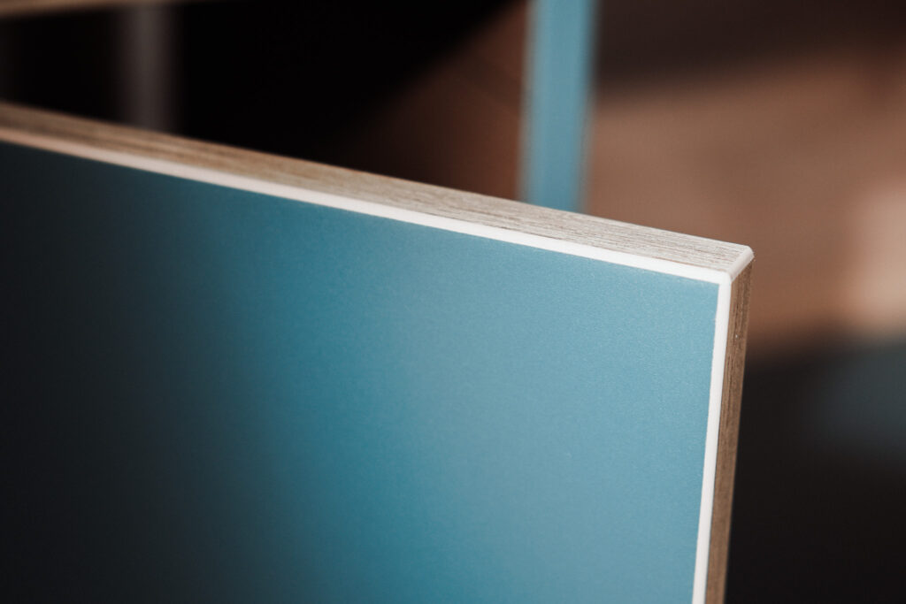 Finition de porte bleu mat du meuble Hecko