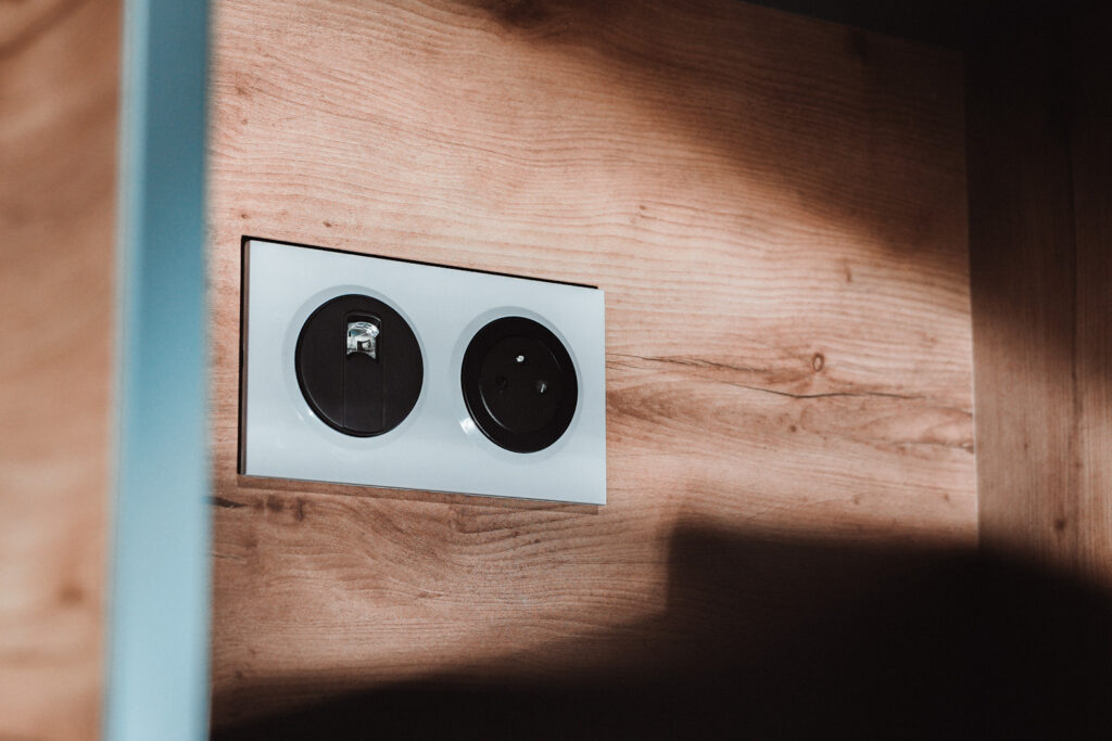 Intérieur du meuble Hecko avec prise intégrée